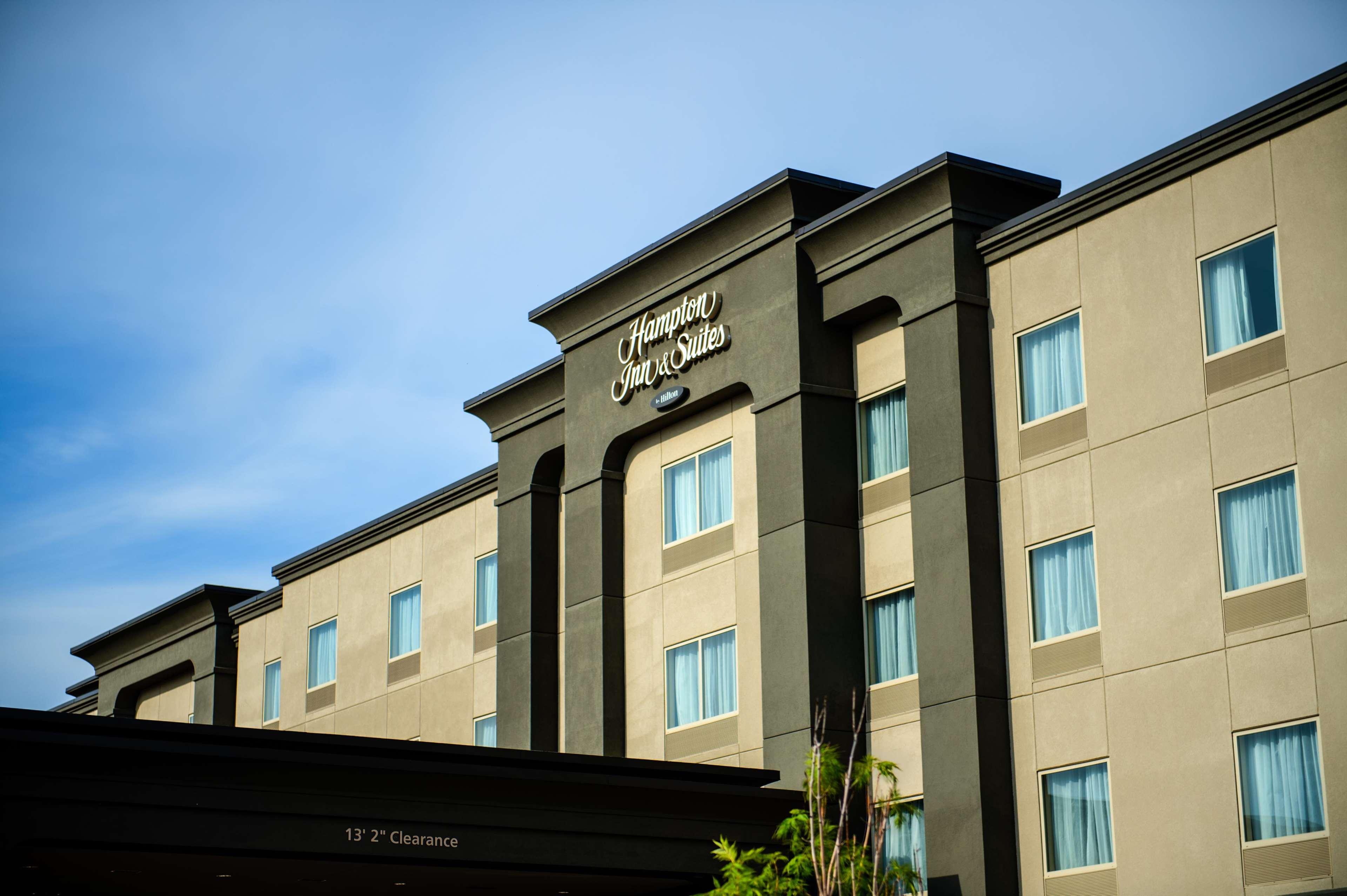 Hampton Inn & Suites East Gate Regina Exterior photo