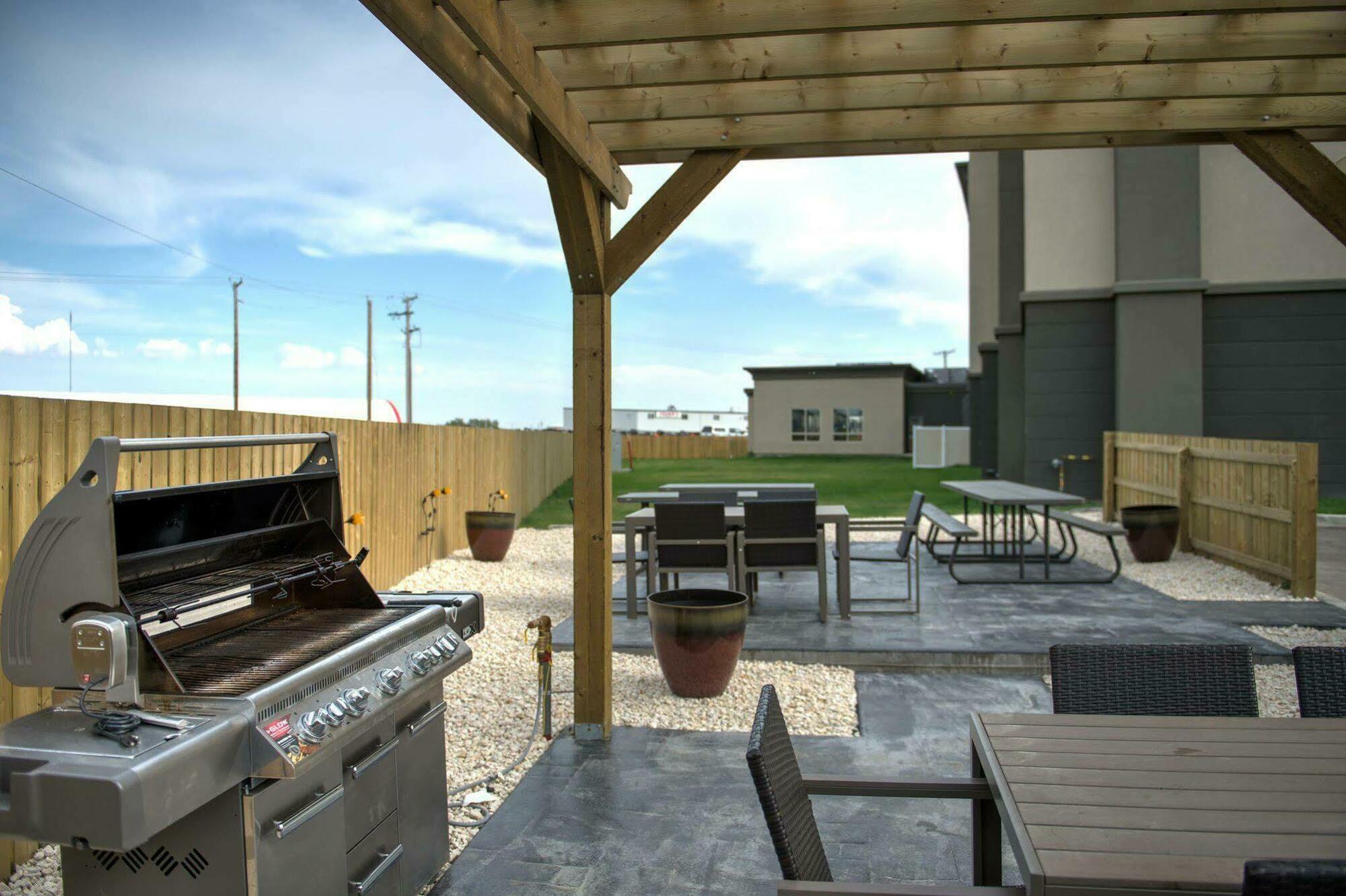 Hampton Inn & Suites East Gate Regina Exterior photo